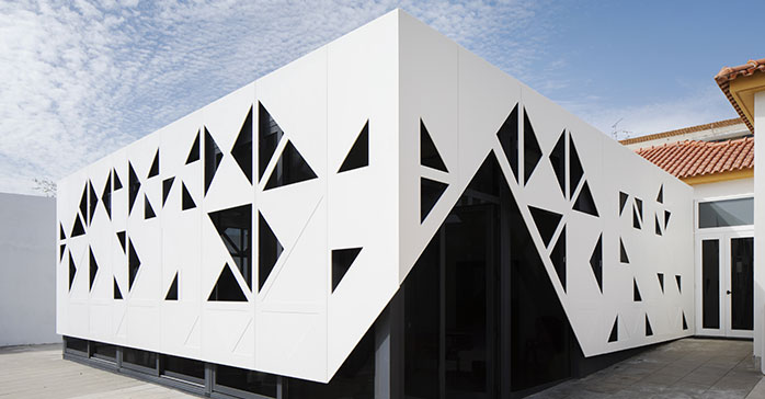 Tradition and high technology in school architecture thanks to a spectacular facade in HI-MACS